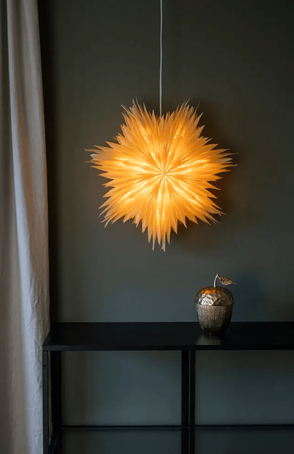 Étoile En Papier Ø60 Or De Konstsmide - Avec son design élégant et sa lumière douce, il crée une atmosphère de Noël calme et chaleureuse.