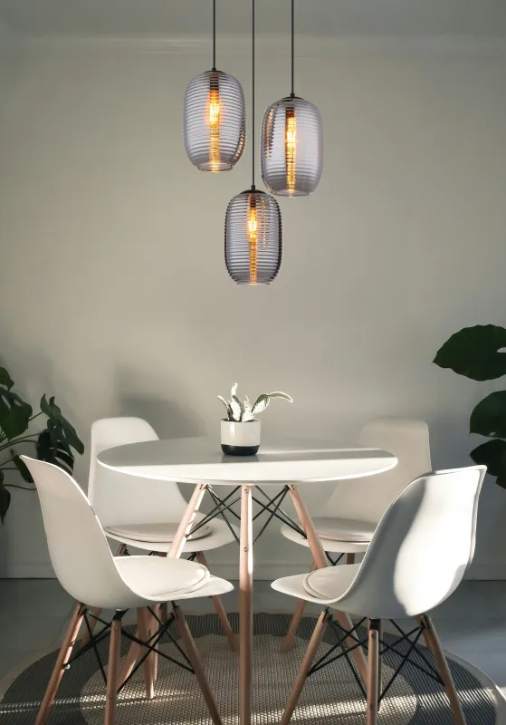 Jefrey Ø47 Couleur fumée suspension De Globo Lighting - Denna eleganta taklampa har en rund form och &auml;r utrustad med tre rundade kupor i r&ouml;kf&auml;rgat glas.