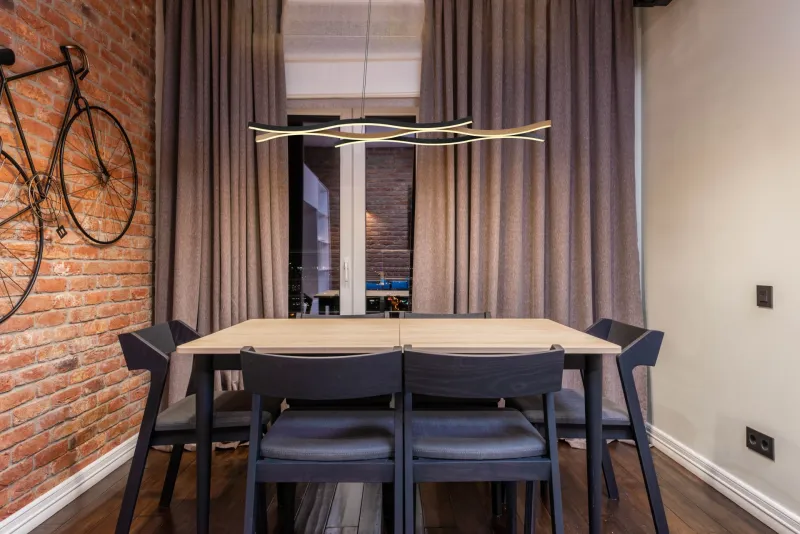 Geronimo 108cm Nature suspension De Globo Lighting - Den mattsvarta metall- och aluminiumstommen, kompletterad med tr&auml;liknande dekorationer och en opalf&auml;rgad plastsk&auml;rm, ger en stilren och harmonisk estetik.