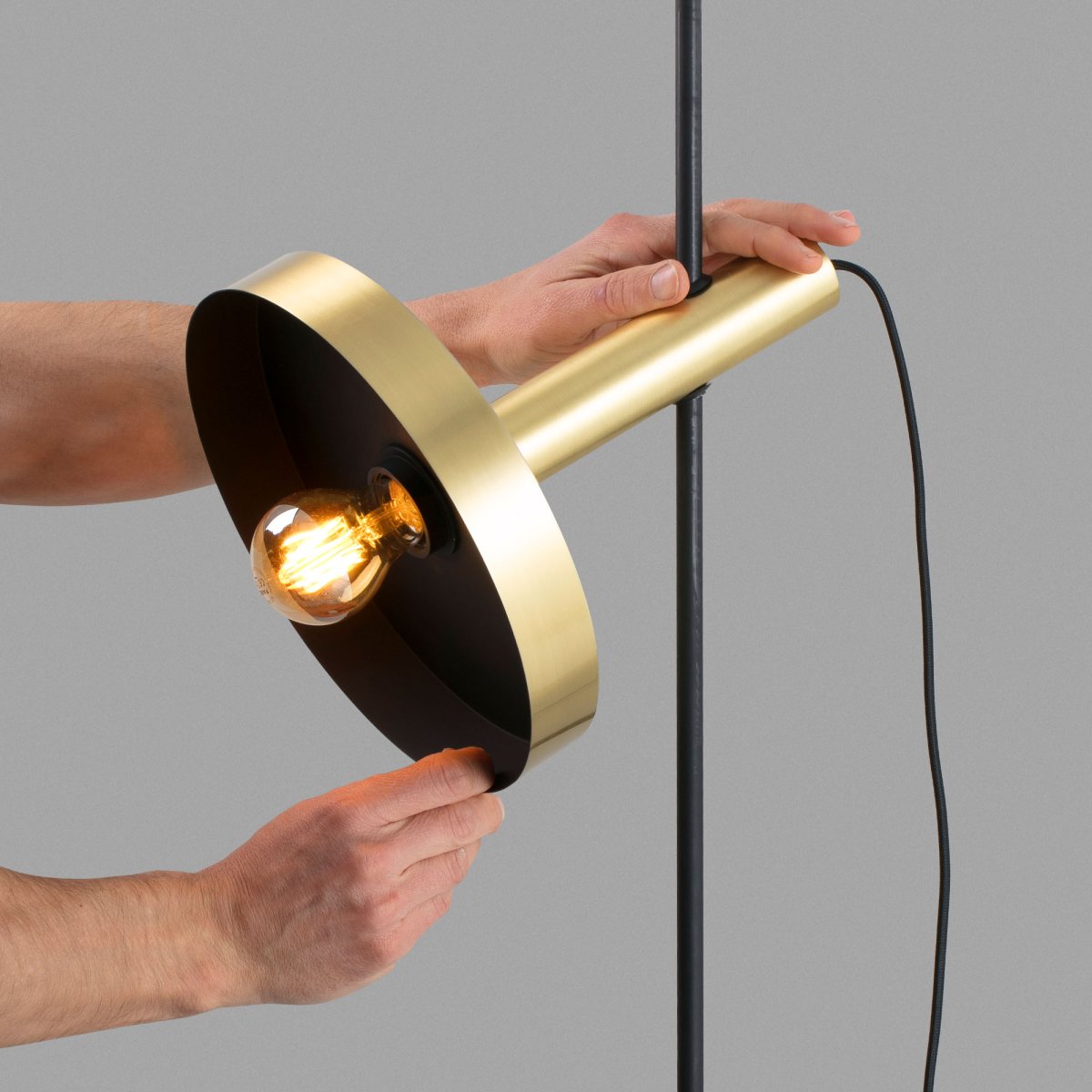 Whizz 120cm Or suspension De Faro Barcelona - Whizz est une collection de luminaires design de Christoph Friedrich Wagner, connue pour son association tendance d'or satin&eacute; et de noir.