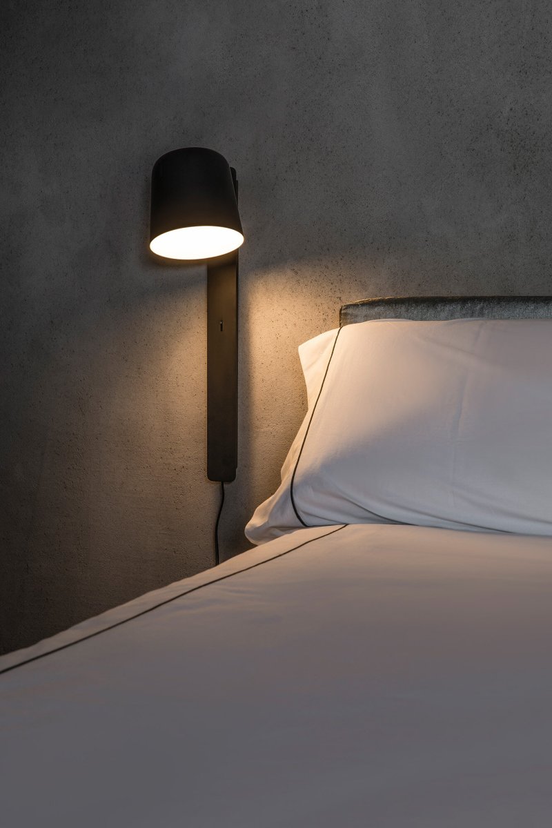 Tila 46cm Noir lampe de lecture De Faro Barcelona - Tila est une &eacute;l&eacute;gante applique murale sign&eacute;e Estudi Ribaudia, id&eacute;ale pour les chambres et les coins lecture.