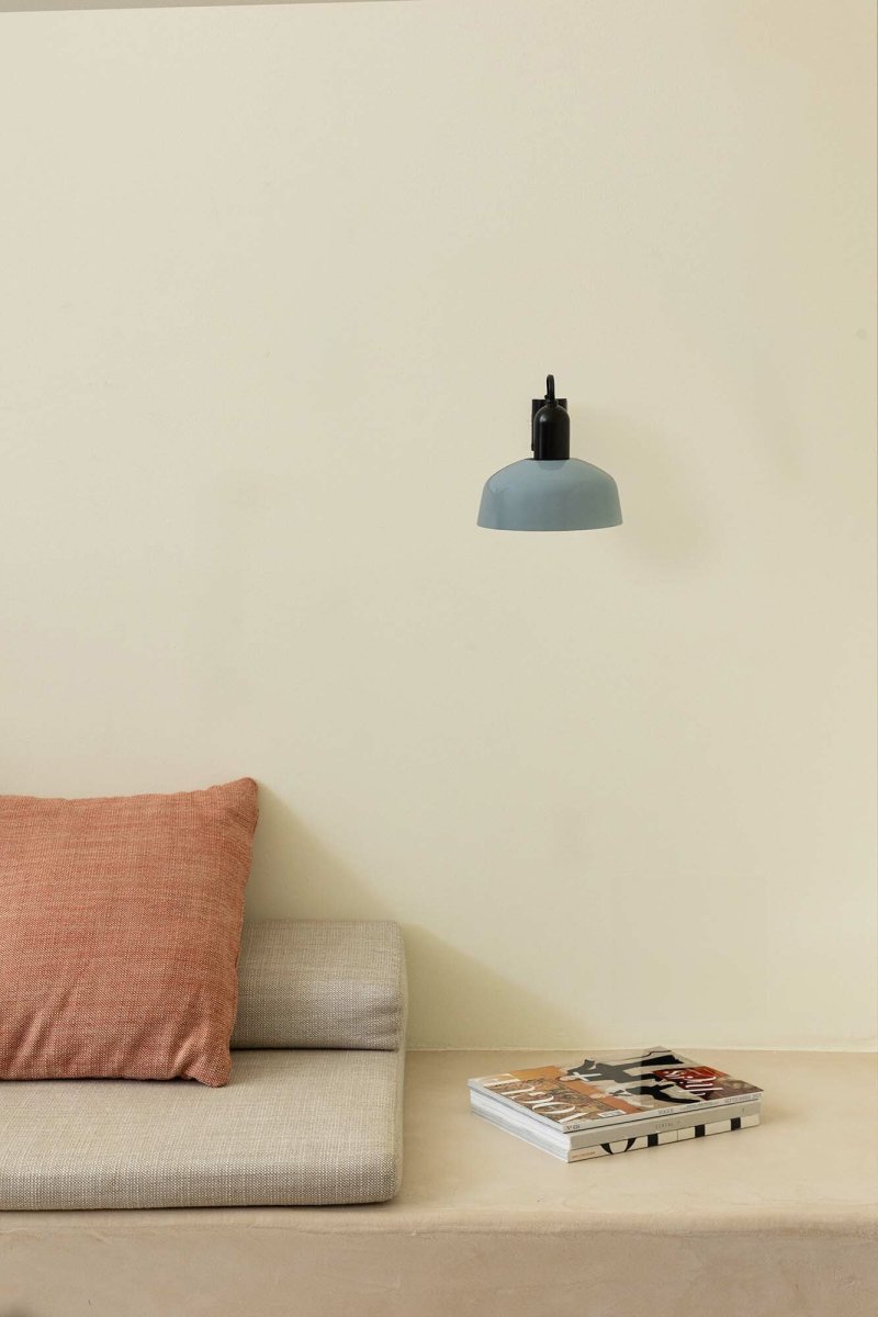 Tatawin Ø18 Bleu grisâtre applique murale De Faro Barcelona - Tatawin est une applique murale &agrave; la structure noire et &agrave; l'abat-jour en m&eacute;tal gris qui diffuse une lumi&egrave;re concentr&eacute;e.