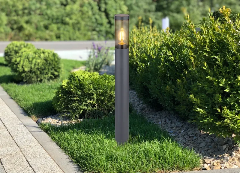 Boston 80cm Anthracite bornes De Globo Lighting - Tillverkad i rostfritt st&aring;l med en r&ouml;kf&auml;rgad plastsk&auml;rm ger den ett mjukt och behagligt ljus.