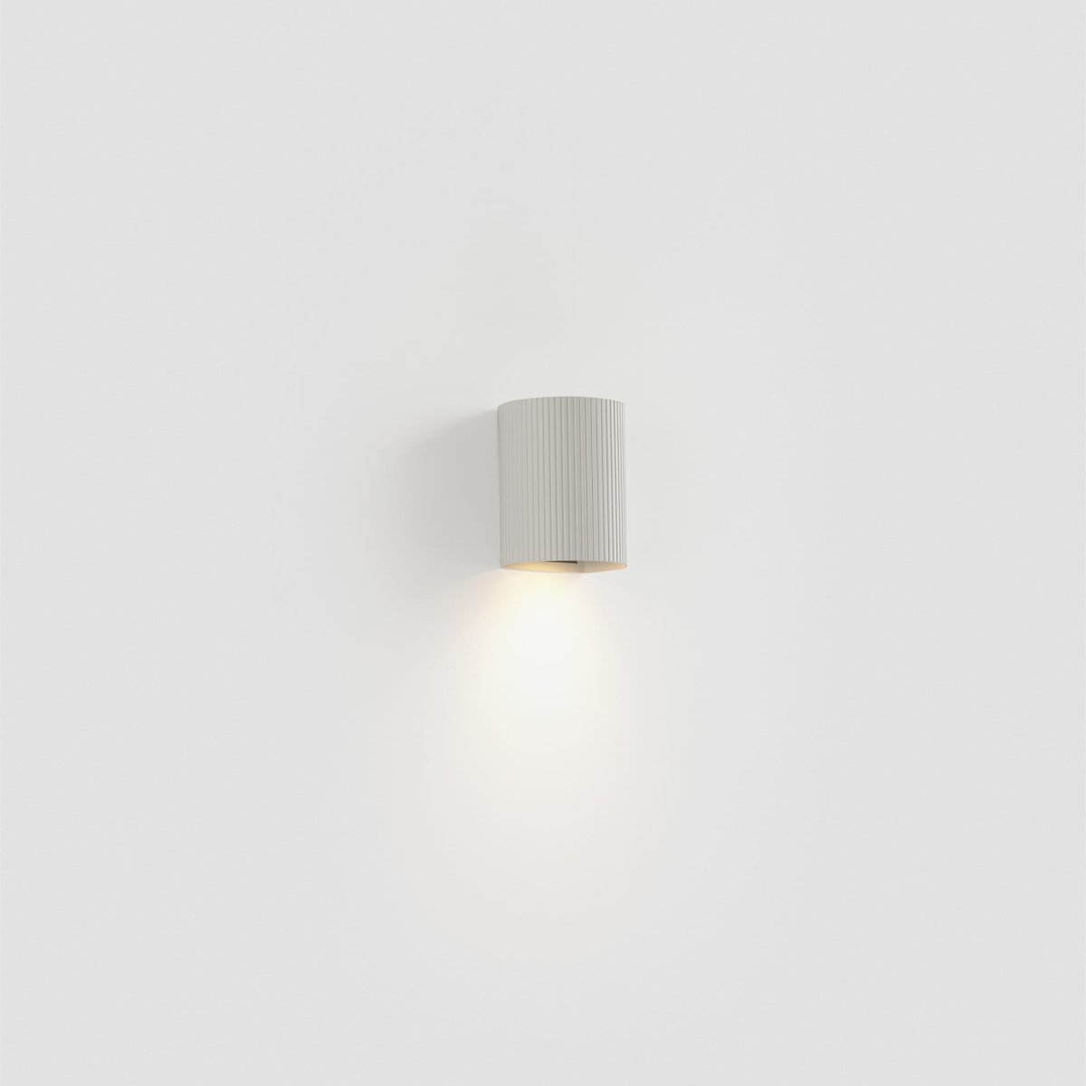 Sole 10cm Blanc rainuré applique murale De Faro Barcelona - Sole est une applique murale blanche compacte &agrave; la surface nervur&eacute;e qui apporte une &eacute;l&eacute;gance subtile &agrave; tout espace.