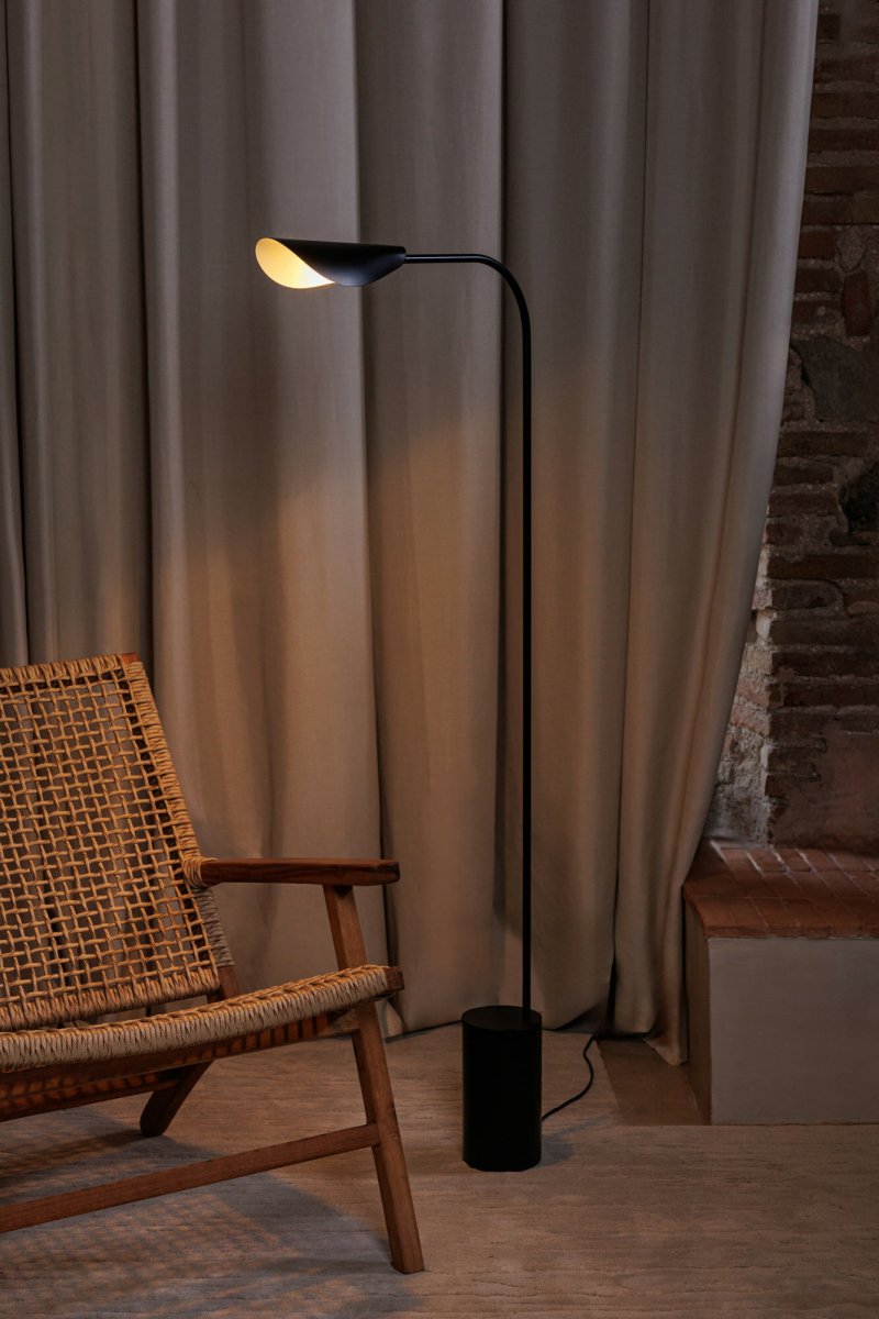 Liggera Noir lampadaire De Faro Barcelona - Gr&acirc;ce &agrave; sa l&eacute;g&egrave;ret&eacute; et son esth&eacute;tique &eacute;l&eacute;gante, Liggera s'int&egrave;gre &agrave; tous les environnements, de la maison moderne &agrave; l'espace de travail cr&eacute;atif, et lui conf&egrave;re une allure calme et &eacute;quilibr&eacute;e.