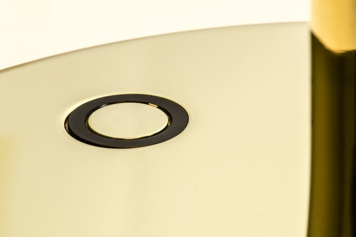 Le Vita 58cm Or lampe de table De Faro Barcelona - Cette lampe de table associe un abat-jour rond en verre &agrave; une structure m&eacute;tallique fine et &eacute;l&eacute;gante pour un look l&eacute;ger et moderne.