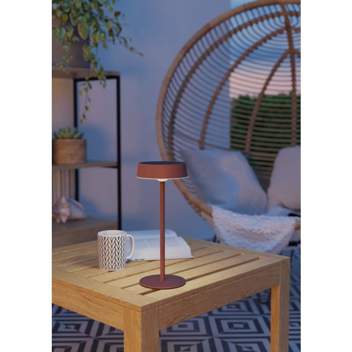 Simeri 30cm ROUGE lampe solaire De Eglo - Simeri est une lampe de table élégante à énergie solaire qui allie forme et fonction pour une utilisation intérieure et extérieure.