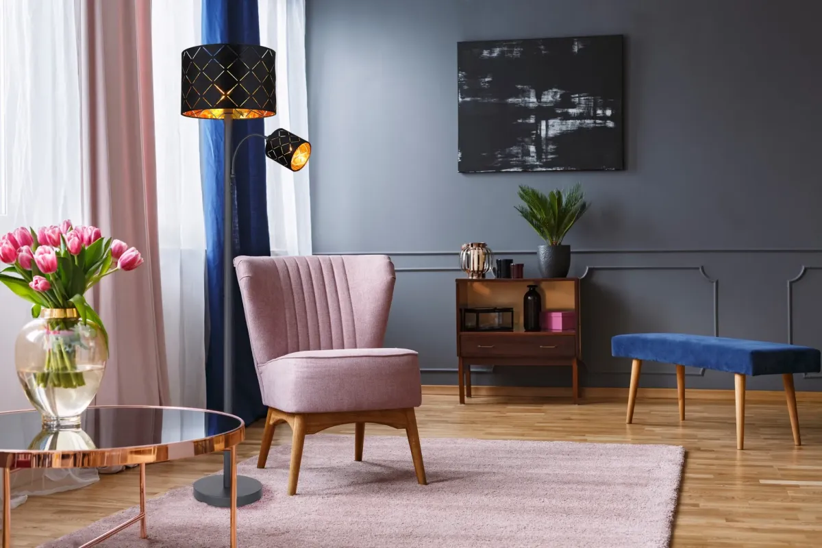 Sunna Noir lampadaire De Globo Lighting - Den runda stommen i h&ouml;gkvalitativ svart metall ger stabilitet och tidl&ouml;s charm, medan den svarta lampsk&auml;rmen i sammet med dekorativa utsk&auml;rningar tillf&ouml;r en lyxig k&auml;nsla och skapar ett fascinerande ljusspel.