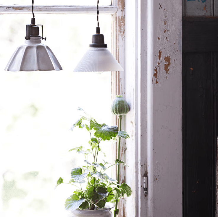 Margareta Ø18 Blanc lampe de fenêtre De Strömshaga - La lampe n'a pas de connexion au mur ou au plafond, vous pouvez donc d&eacute;cider &agrave; quoi vous souhaitez la connecter.