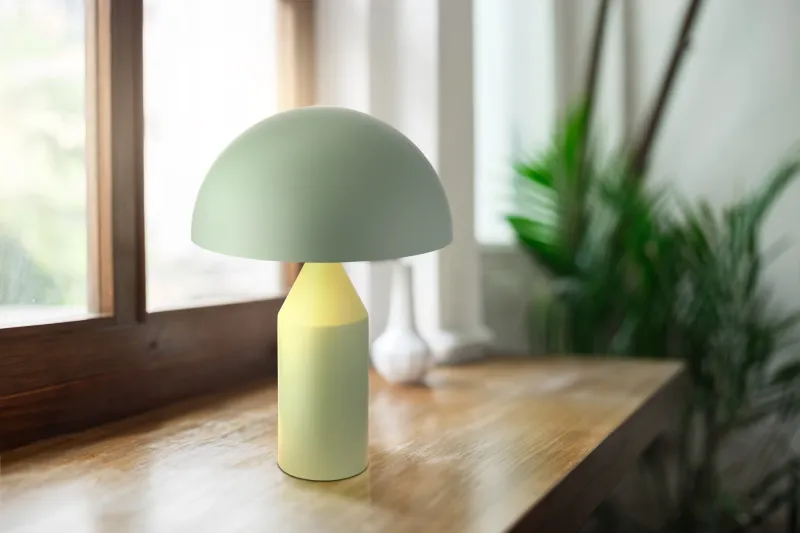 Atoma 40cm Vert lampe de table De Globo Lighting - Sk&auml;rmen i matt, d&aring;v gr&ouml;n f&auml;rg och vitt skapar en harmonisk kontrast och ger en behaglig ljusspridning.