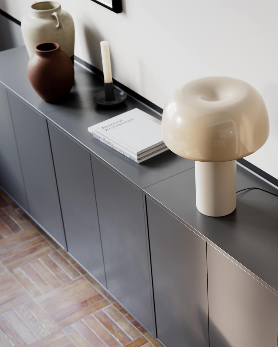 Lean on Me 40cm Beige lampe de table De By Rydéns - La lampe est en m&eacute;tal, la base de la lampe ayant une finition mate et l'abat-jour ayant une finition brillante, cr&eacute;ant un beau contraste.