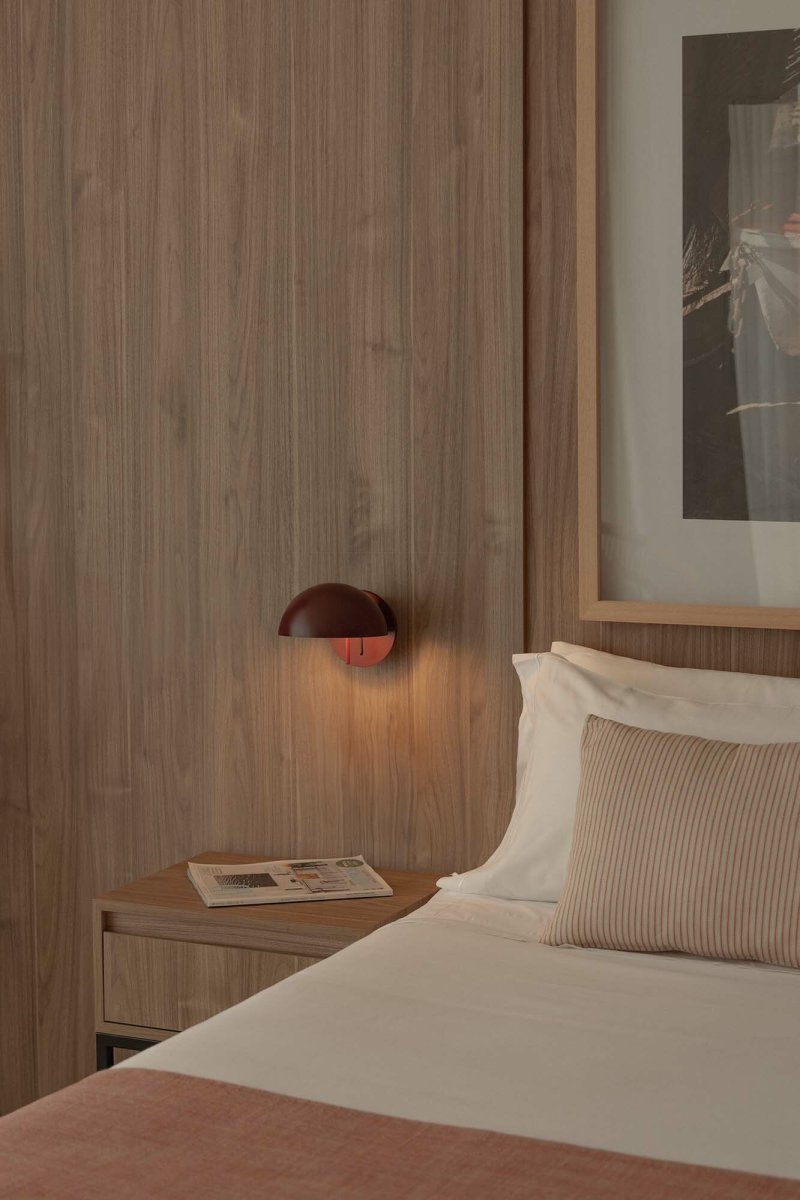 Matilda Ø17 Bourgogne lampe de lecture De Faro Barcelona - Un luminaire moderne aux couleurs vives et &agrave; l'expression minimaliste.