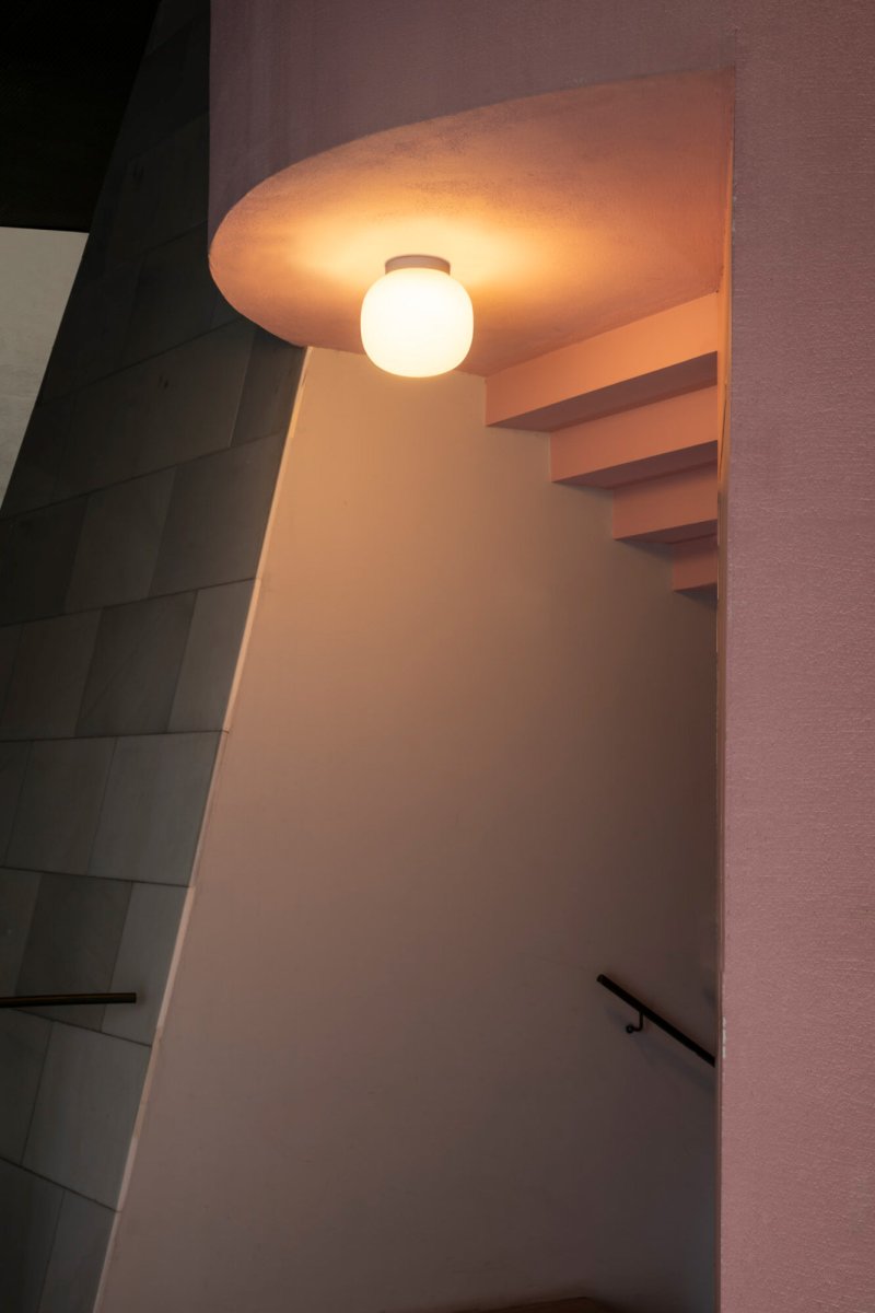 Amelia Ø22 Blanc lampe de salle de bain De Faro Barcelona - Son diffuseur arrondi assure une diffusion lumineuse g&eacute;n&eacute;reuse et sans &eacute;blouissement, id&eacute;al pour un &eacute;clairage g&eacute;n&eacute;ral d'ambiance dans les espaces de vie et les lieux publics.