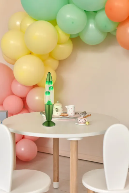 Etna Vert lampe pour enfant De Globo Lighting - Etna &auml;r en fascinerande lavalampa med klar v&auml;tska och gr&ouml;nt vax som sm&auml;lter l&aring;ngsamt och skapar hypnotiska ljuseffekter.