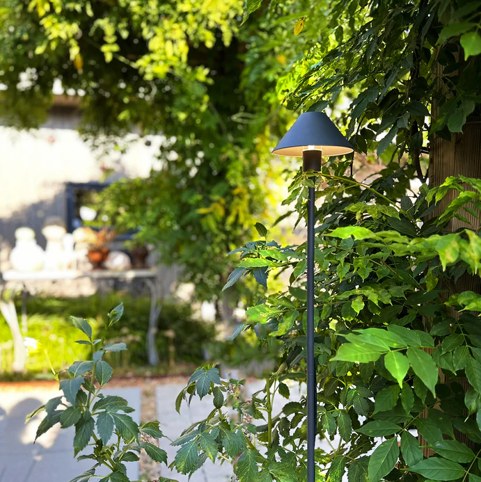 Apollo Flex Gris foncé De Lightson - Apollo Flex &auml;r perfekt f&ouml;r dig som &auml;lskar skandinavisk design och letar efter en n&auml;ttare lampa till din kruka, rabatt eller g&aring;ng.
