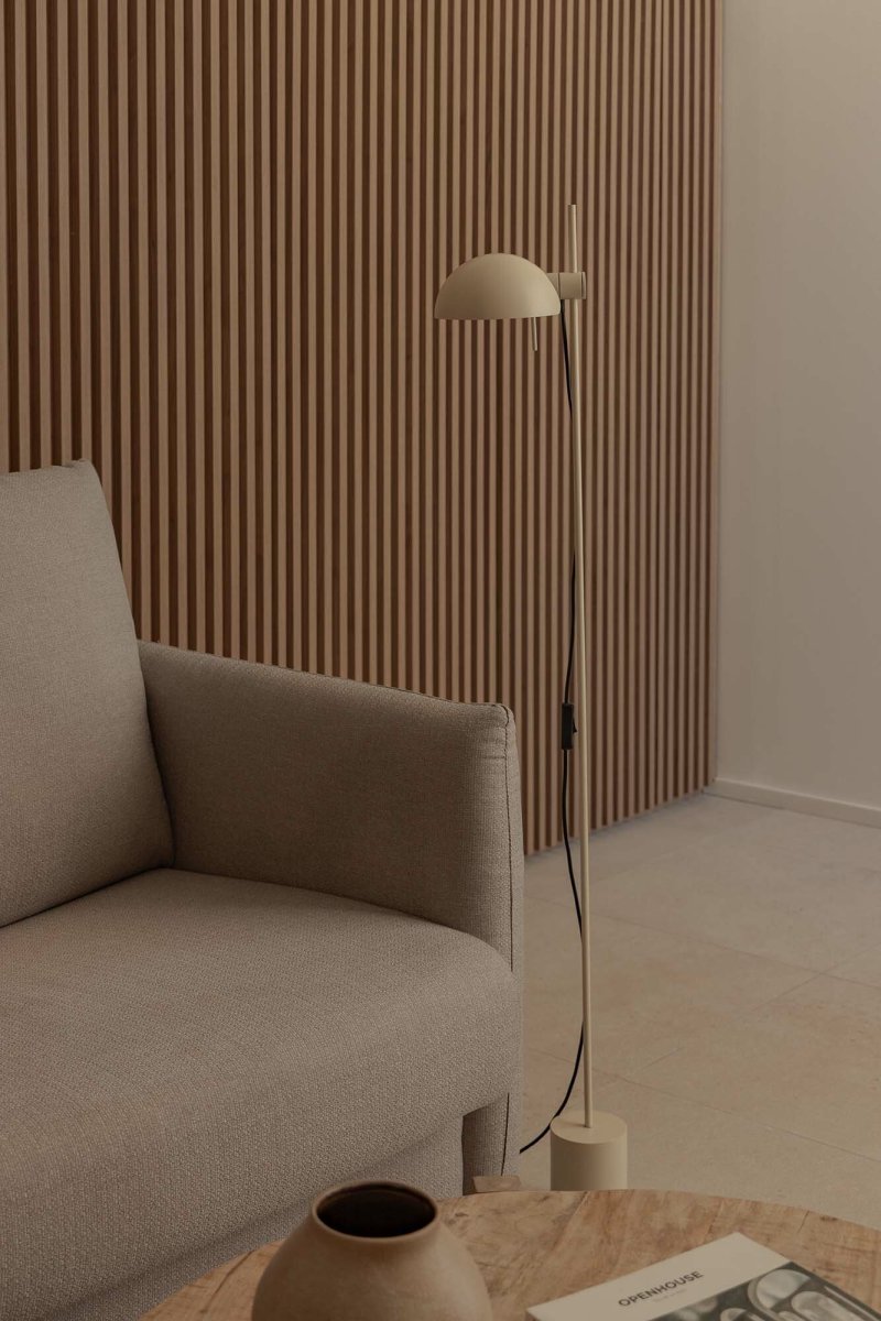 Matilda Beige lampadaire De Faro Barcelona - Dot&eacute; d'un abat-jour rotatif et d'une hauteur r&eacute;glable, il offre une lumi&egrave;re flexible pour la lecture et la cr&eacute;ation d'ambiance.
