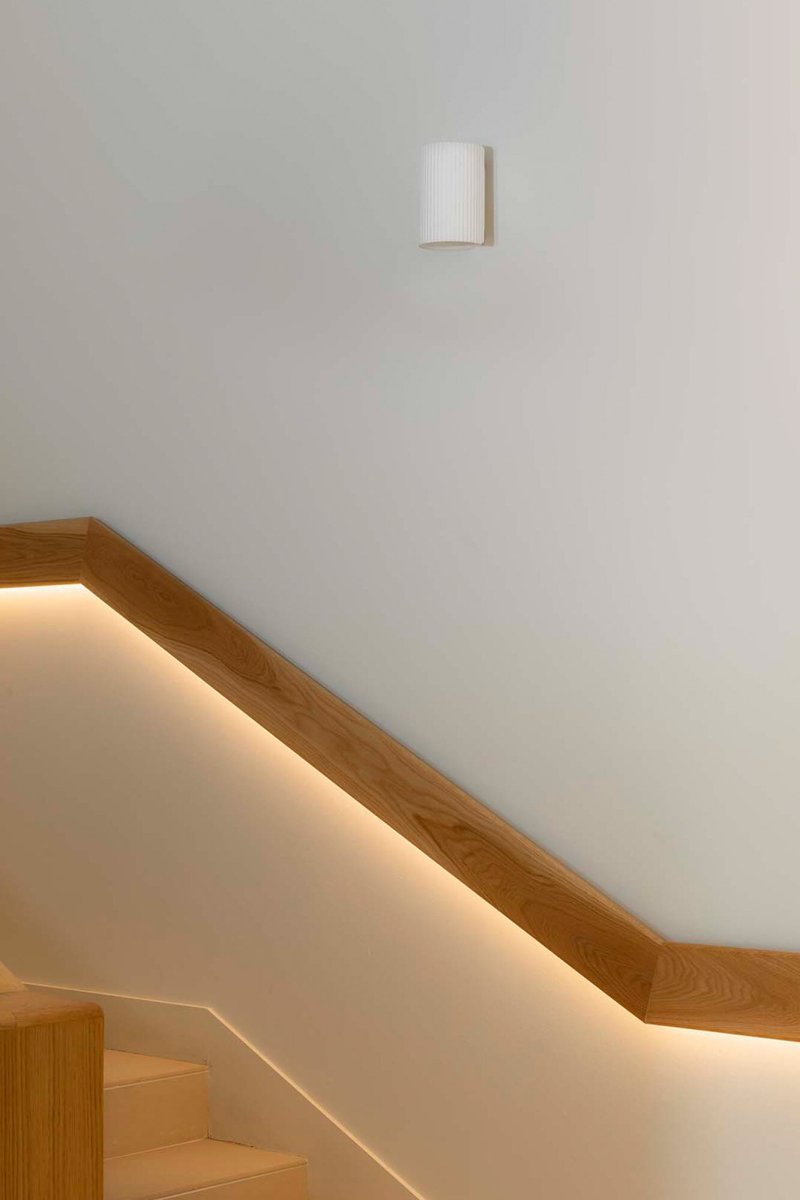 Sole 10cm Blanc applique murale De Faro Barcelona - Disponible en deux tailles et avec une diffusion lumineuse unilat&eacute;rale ou bilat&eacute;rale, elle est id&eacute;ale pour les couloirs, les escaliers et les petits espaces.