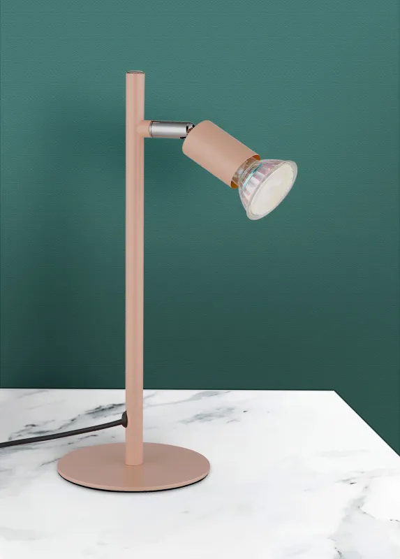 Matrix 30cm Orange lampe de bureau De Globo Lighting - Den runda basen och det raka metallr&ouml;ret i matt aprikos f&auml;rg ger ett modernt och elegant uttryck.