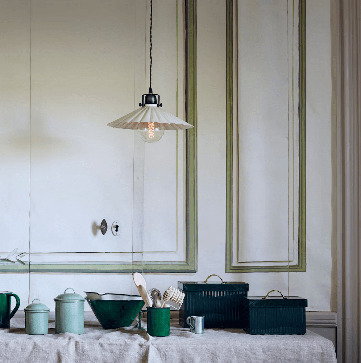 Anita Ø30 Blanc lampe de fenêtre De Strömshaga - La lampe n'a pas de connexion au mur ou au plafond, vous pouvez donc d&eacute;cider &agrave; quoi vous souhaitez la connecter.