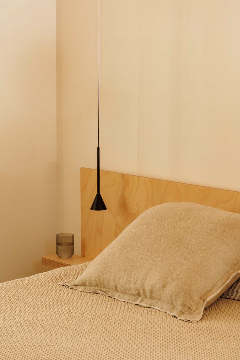 Anna Ø7 Noir suspension De Faro Barcelona - Son design &eacute;l&eacute;gant la rend id&eacute;ale pour mettre en valeur des zones ou des d&eacute;tails pr&eacute;cis d'une pi&egrave;ce&nbsp;: parfaite au-dessus des meubles de cuisine, des tables, ou comme &eacute;clairage d'appoint dans les salons et les couloirs.