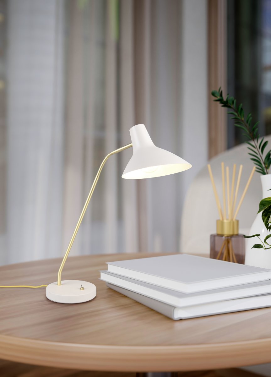 Traveller 54cm Gris lampe de bureau De Trio Lighting - La lampe de table Traveller allie un design élégant à une fonctionnalité intelligente et à des détails raffinés.