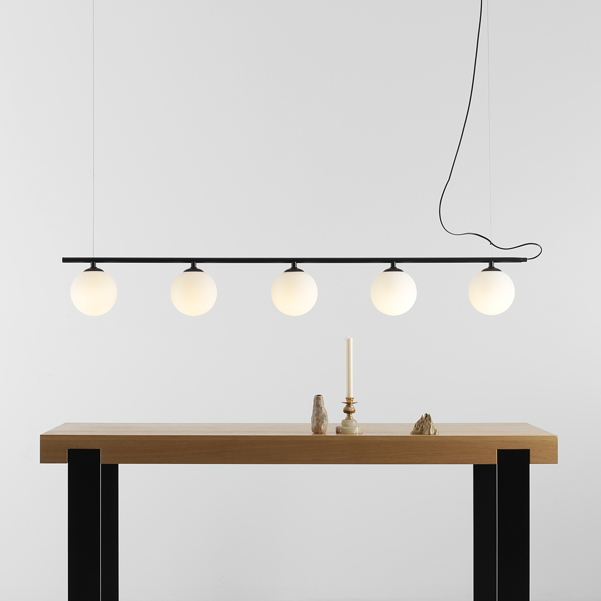 Beryl 140cm Noir suspension De Artera - La tige noire minimaliste crée un contraste élégant avec les sphères blanches et donne à la lampe un look moderne et élégant.