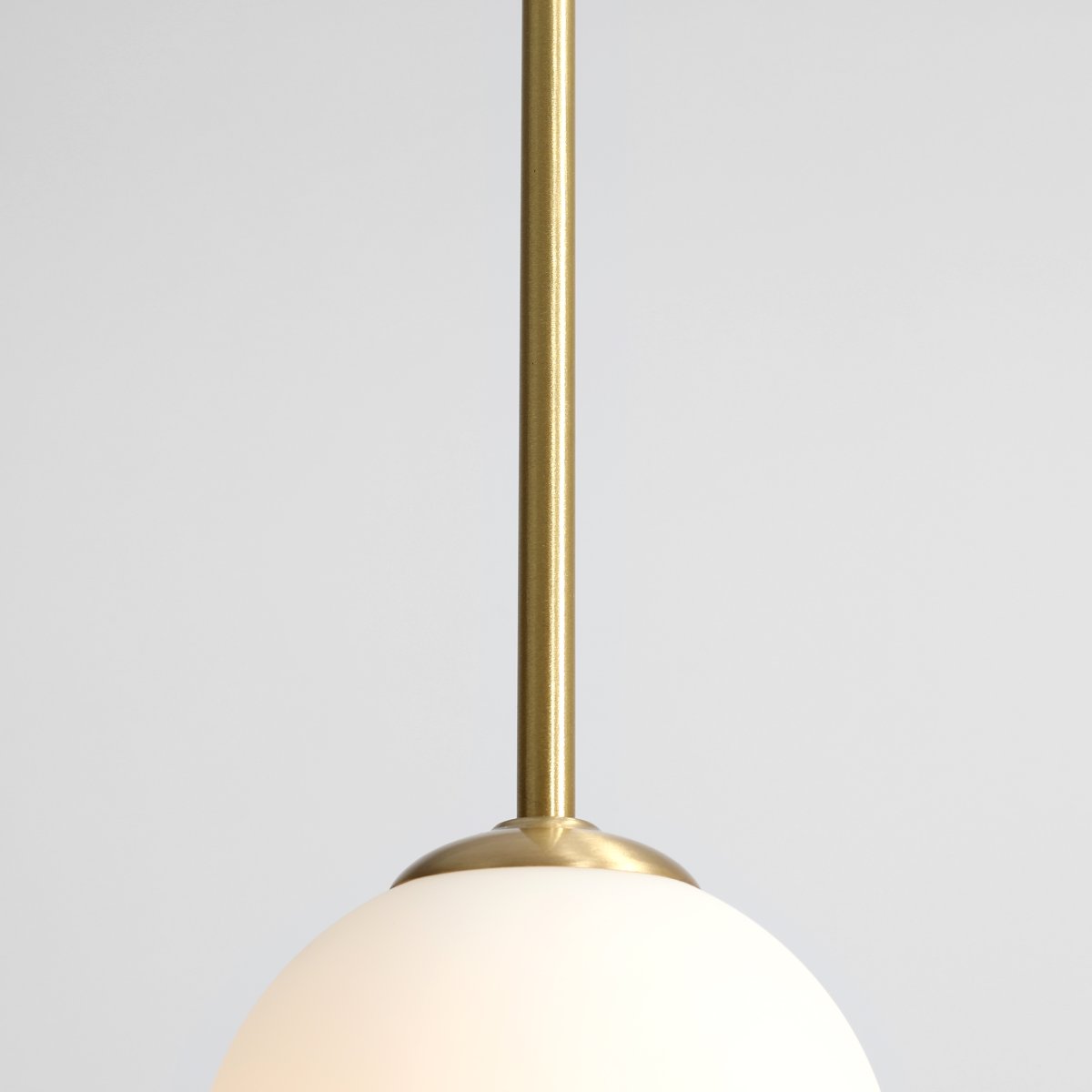 Bosso Ø14 Laiton suspension De Artera - La lampe émet une lumière douce et agréable et est donc idéale pour être placée au-dessus de la table à manger, dans le couloir ou le salon.