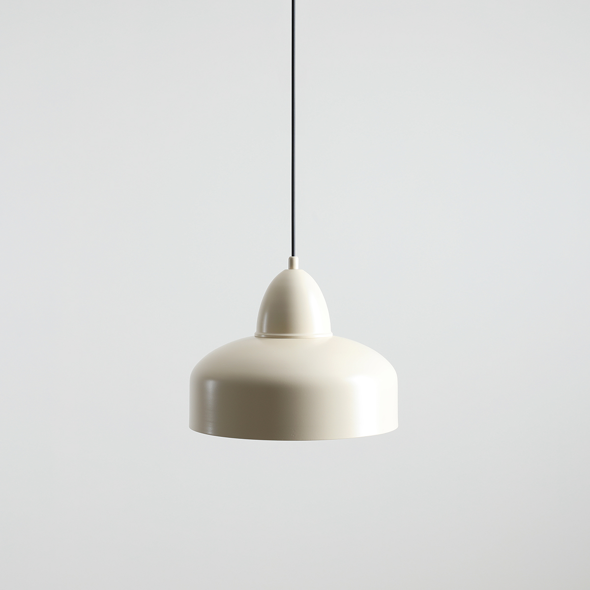 Como Ø30 blanc crème suspension De Artera - Avec sa suspension facile et sa construction robuste, cette suspension est à la fois pratique et élégante : un ajout parfait pour ajouter une touche subtile mais sophistiquée à votre maison.