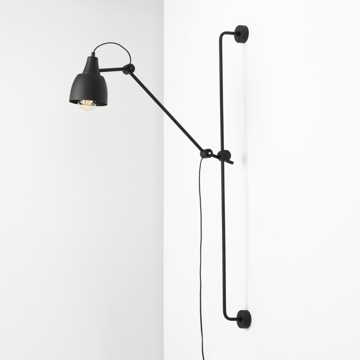 Dron 113cm Noir applique murale De Artera - Grâce à son design simple mais élégant, la lampe s'intègre parfaitement dans une variété de styles d'intérieur tout en offrant un éclairage pratique et efficace pour toutes les occasions.