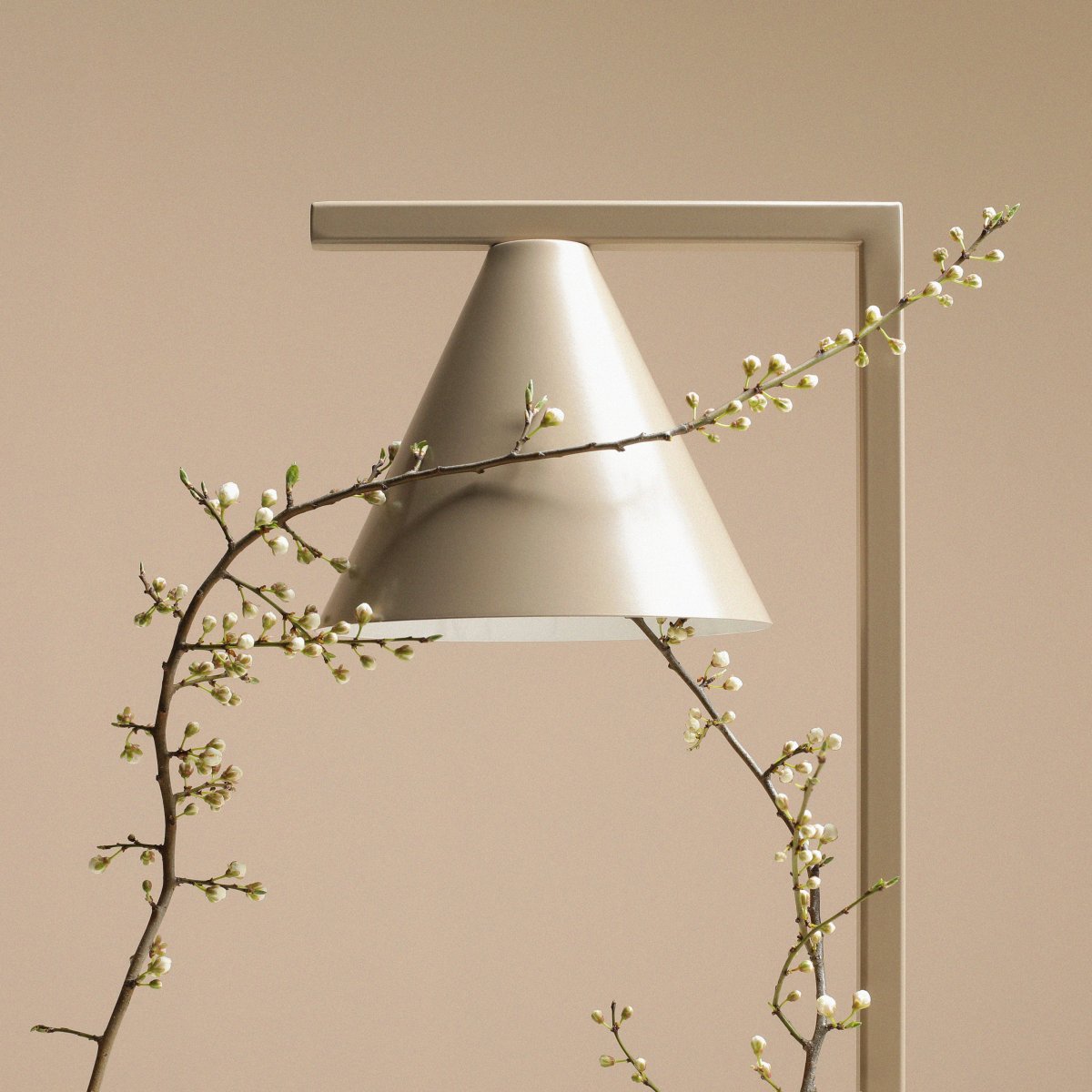Form 40cm Beige lampe de table De Artera - La lampe fournit une lumière focalisée et est donc idéale pour être placée sur une table à côté du canapé, du lit ou dans un coin où une lumière supplémentaire est nécessaire.