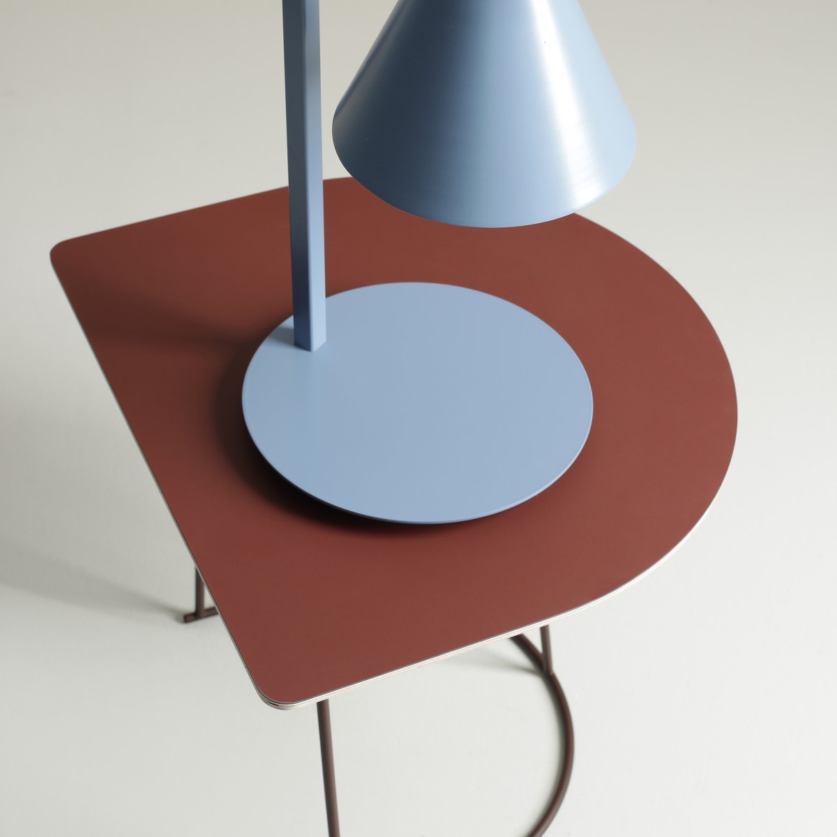 Form 40cm Bleu lampe de table De Artera - Grâce à son design intemporel et à sa couleur subtile, la lampe s'intègre parfaitement dans différents styles d'intérieur, tout en ajoutant une touche sophistiquée et moderne à la pièce.