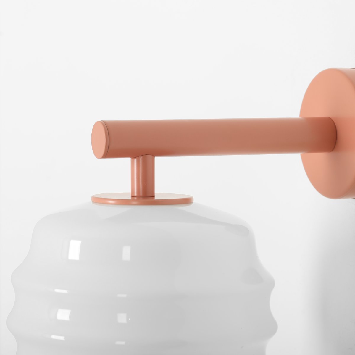 Puff 23cm Corail applique murale De Artera - Son abat-jour décoratif en verre opale blanc, aux courbes harmonieuses, confère à la lampe une allure à la fois ludique et raffinée.