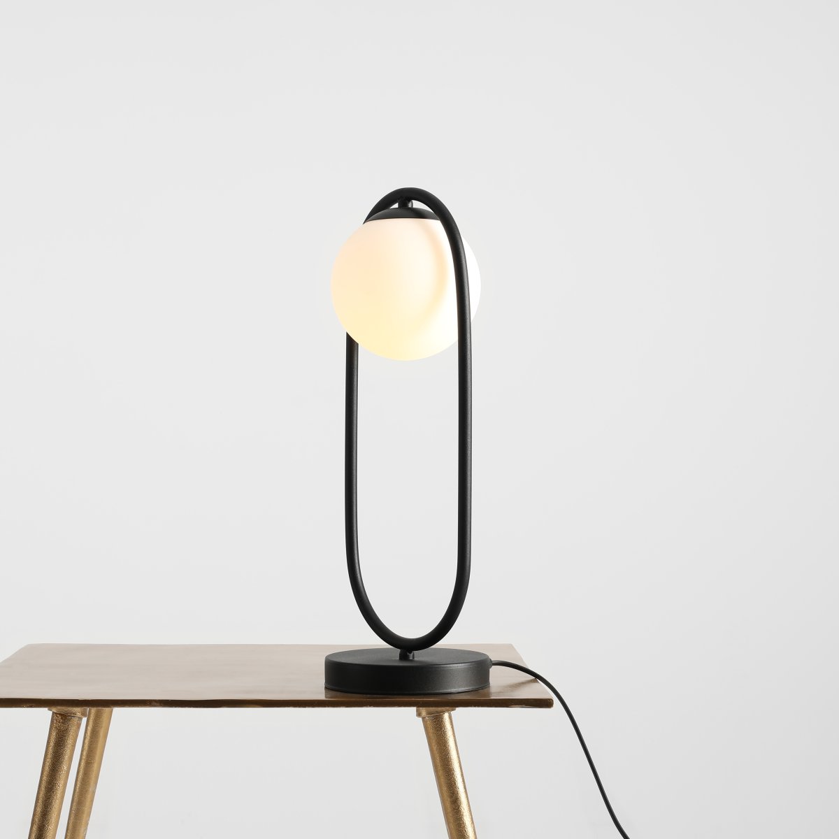 Riva 47cm Noir lampe de table De Artera - Avec son cadre noir et son globe opale qui diffuse une lumi&egrave;re douce et agr&eacute;able, la lampe est parfaite comme source de lumi&egrave;re d&eacute;corative dans le salon, la chambre ou sur la v&eacute;randa.