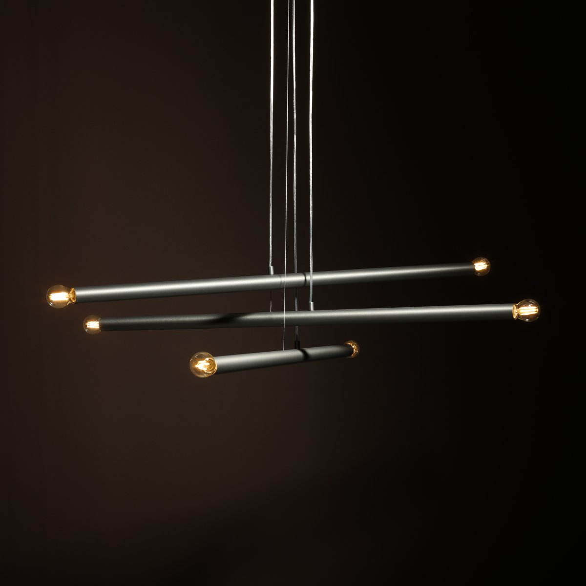 Tubo 6 100cm Acier suspension De Artera - Elle se compose de trois fins tubes m&eacute;talliques &agrave; la finition acier &eacute;l&eacute;gante, dispos&eacute;s &agrave; diff&eacute;rentes hauteurs et angles pour cr&eacute;er un effet dynamique et a&eacute;rien.