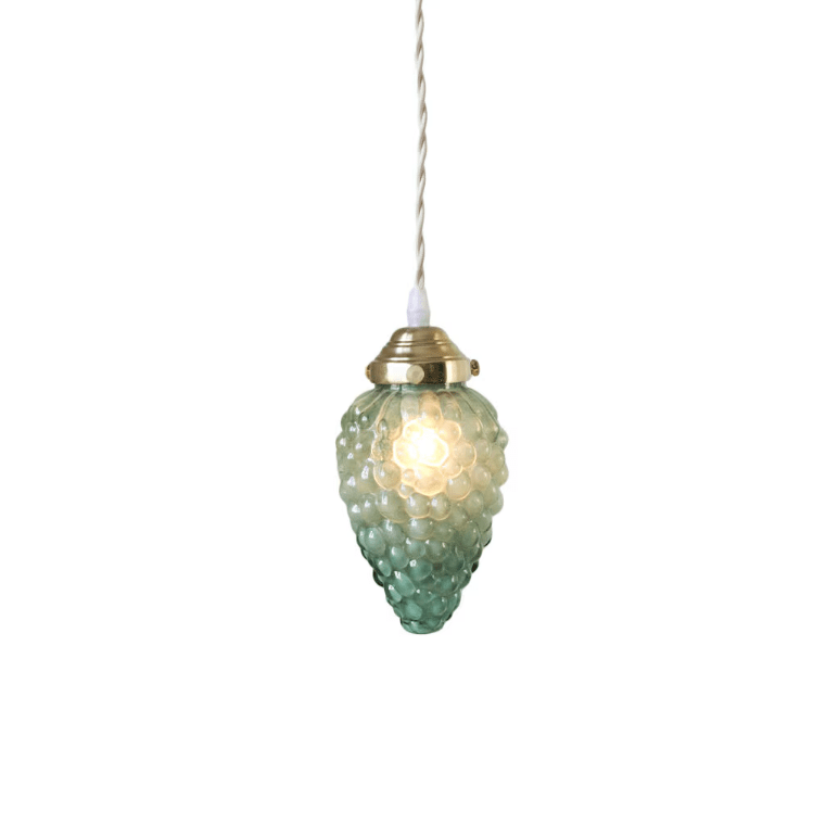 Druva Ø10 Vert lampe de fenêtre De Strömshaga - Avec sa combinaison élégante de verre vert et de forme de raisin, ainsi qu'un support de lampe en laiton, le plafonnier Druva crée une atmosphère accueillante et élégante.