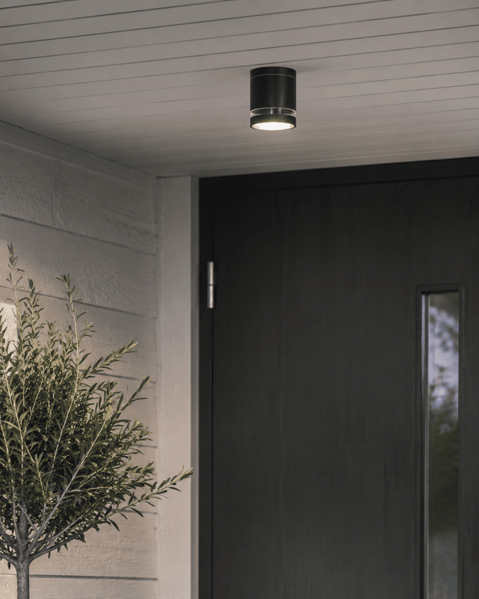 Cirkum Ø12 Noir De Lampan - L'indice IP54 signifie qu'il est r&eacute;sistant &agrave; l'humidit&eacute; et &agrave; la poussi&egrave;re, ce qui en fait un excellent choix pour les pi&egrave;ces humides et autres zones o&ugrave; la fonctionnalit&eacute; et la durabilit&eacute; sont importantes.