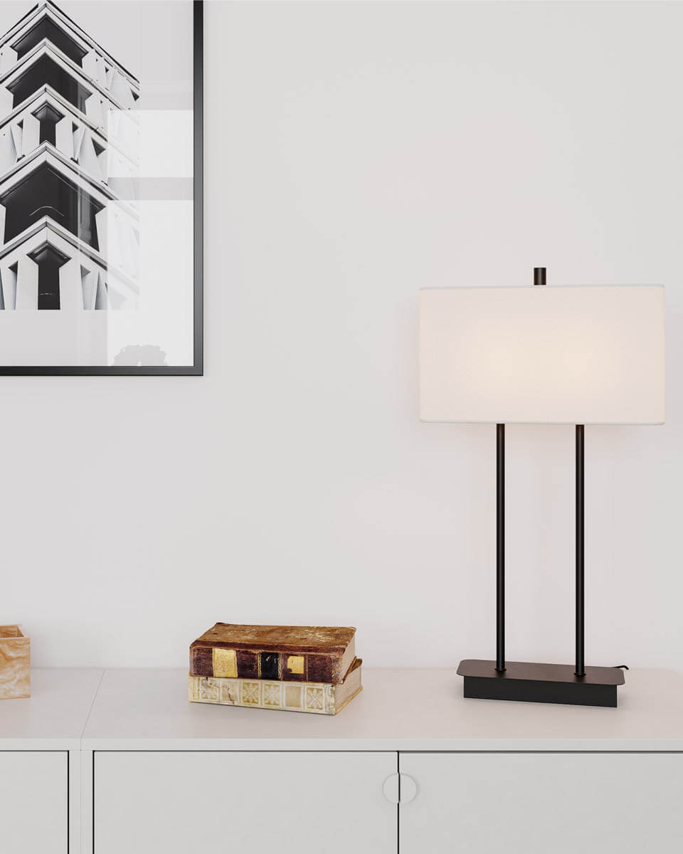 Luton 56cm Noir lampe de table De By Rydéns - La lampe de table Luton, en forme de T, s'int&egrave;gre harmonieusement &agrave; tous les styles de d&eacute;coration, quelle que soit la pi&egrave;ce.