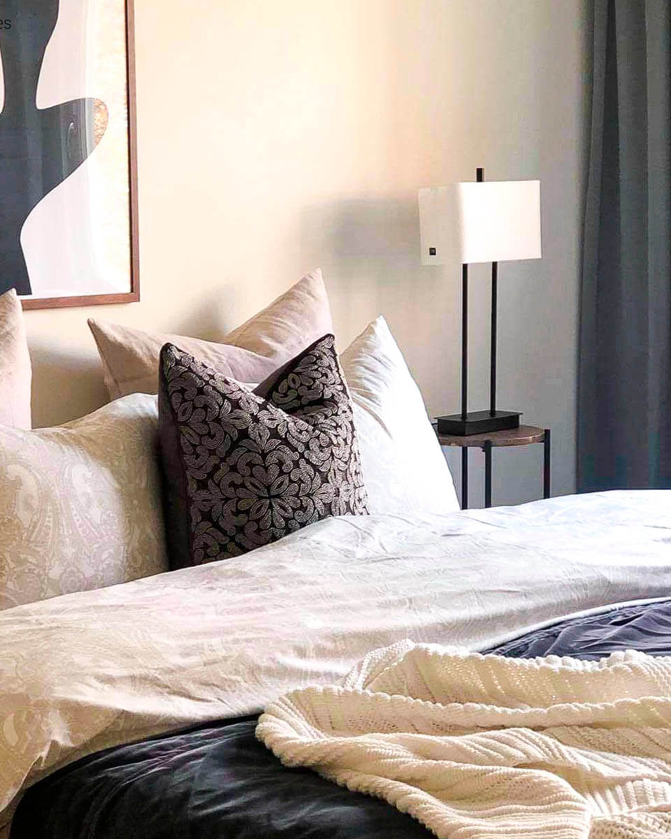 Luton 56cm Noir lampe de table De By Rydéns - La lampe de table Luton, en forme de T, s'int&egrave;gre harmonieusement &agrave; tous les styles de d&eacute;coration, quelle que soit la pi&egrave;ce.