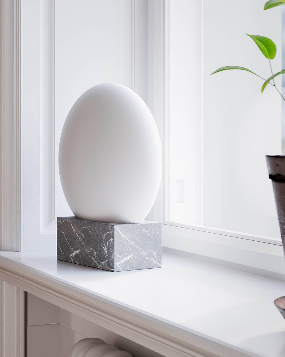 Glori 35cm Blanc lampe de table De By Rydéns - Glori est une magnifique lampe de table dont l'alliance du marbre et du verre cr&eacute;e une harmonie captivante.