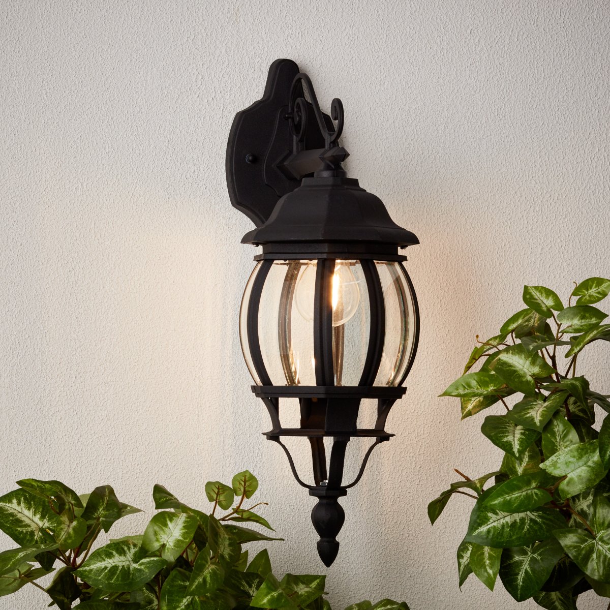Istria Noir lampe d’extérieur De Brilliant - L'applique murale d'extérieur classique Istria offre à la fois une lumière décorative et une sécurité accrue à l'entrée ou le long de la façade.