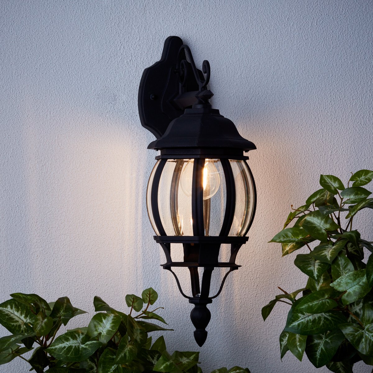Istria Noir lampe d’extérieur De Brilliant - L'applique murale d'extérieur classique Istria offre à la fois une lumière décorative et une sécurité accrue à l'entrée ou le long de la façade.