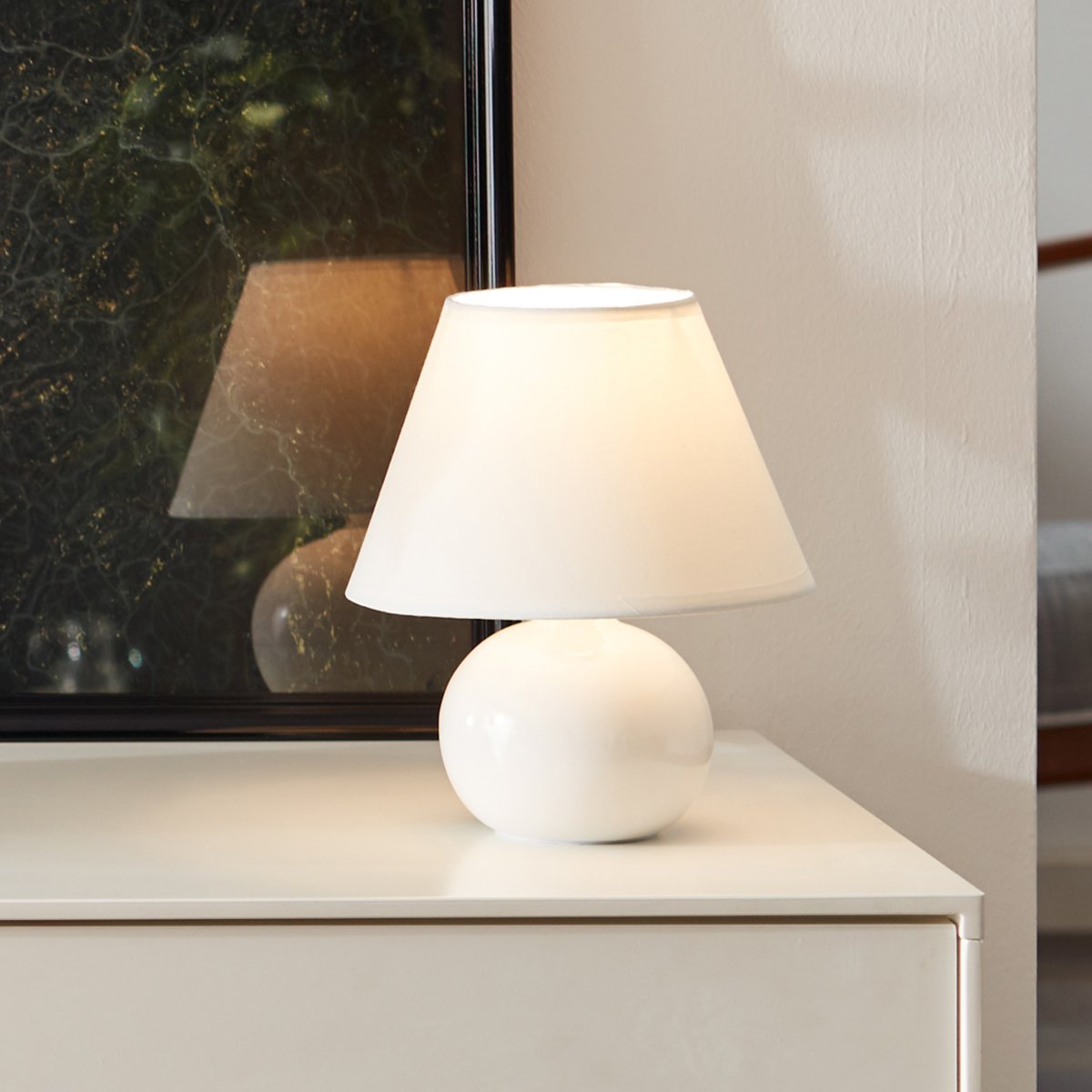 Primo 23cm Blanc lampe de table De Brilliant - Lampe de table d&eacute;corative au design intemporel, parfaite comme lampe de chevet ou pour un &eacute;clairage d'ambiance dans votre salon.