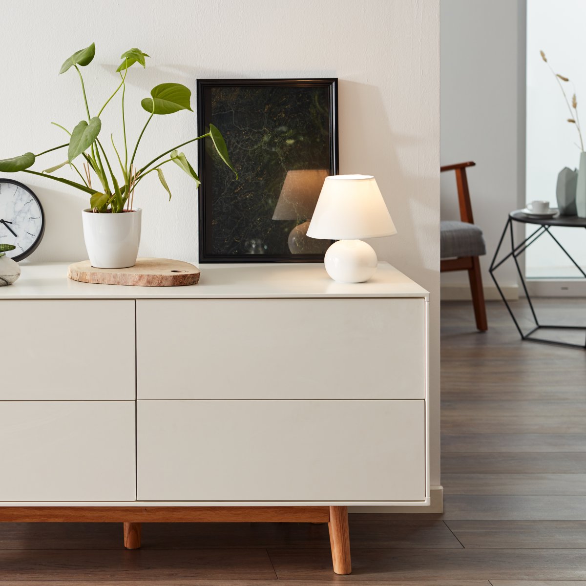 Primo 23cm Blanc lampe de table De Brilliant - Lampe de table d&eacute;corative au design intemporel, parfaite comme lampe de chevet ou pour un &eacute;clairage d'ambiance dans votre salon.