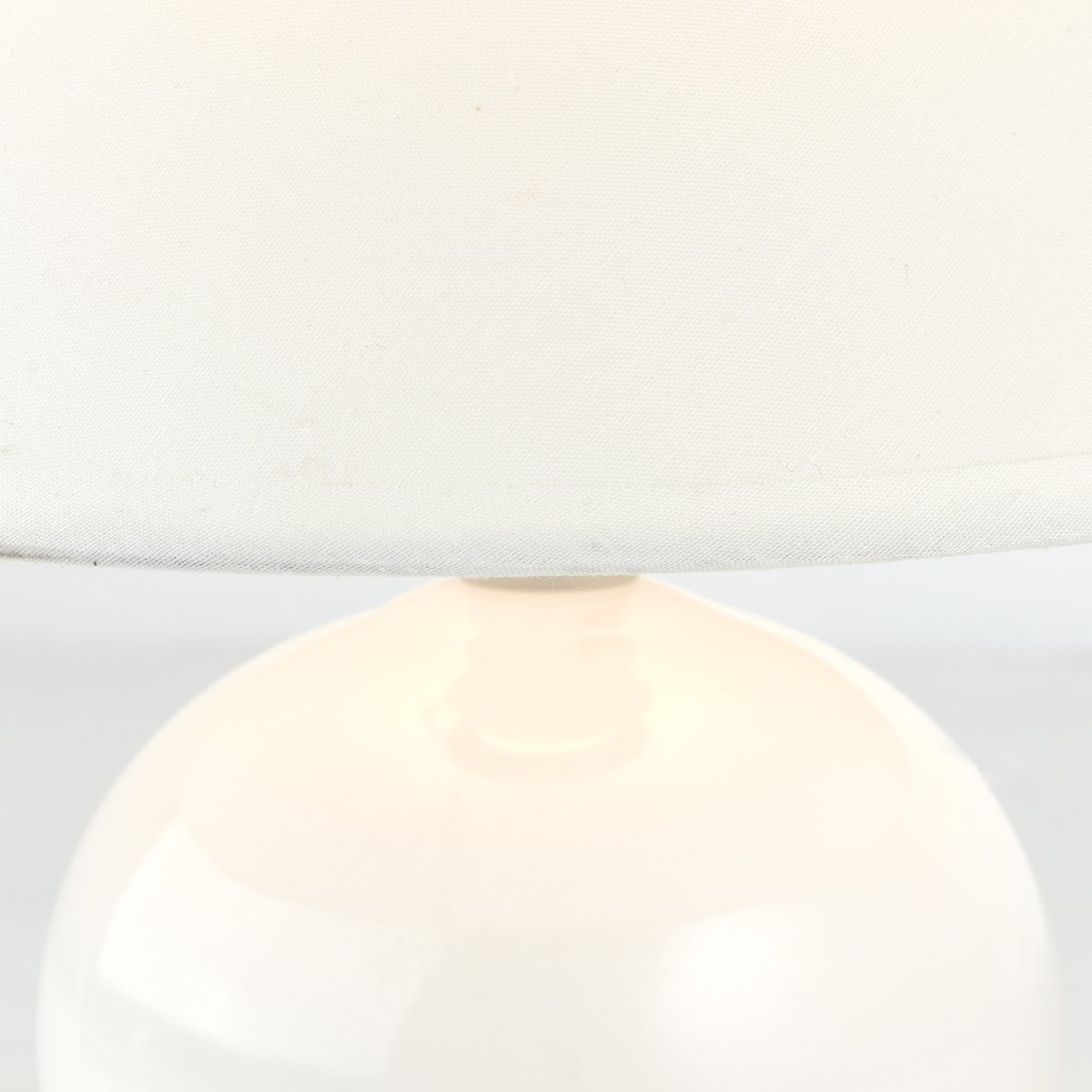 Primo 23cm Blanc lampe de table De Brilliant - Lampe de table d&eacute;corative au design intemporel, parfaite comme lampe de chevet ou pour un &eacute;clairage d'ambiance dans votre salon.