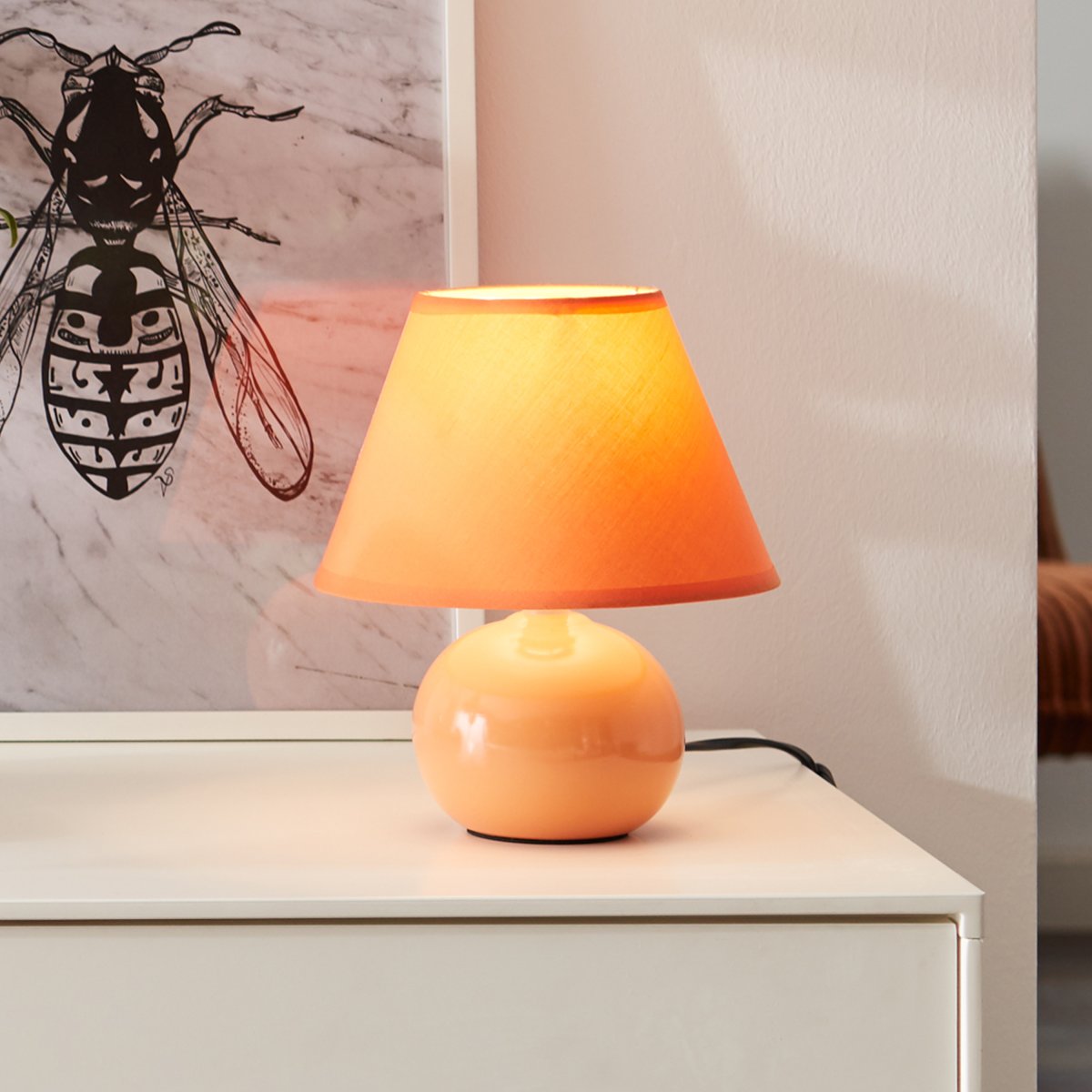 Primo 23cm Orange lampe de table De Brilliant - Pour une utilisation facile, la lampe dispose d'un interrupteur d'alimentation pratique sur le câble et d'un câble de connexion de 1 mètre de long.