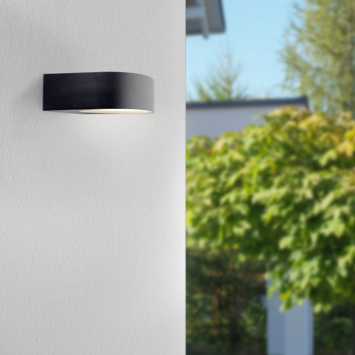 Tyler Noir lampe d’extérieur De Brilliant - L'applique murale d'extérieur Tyler est conçue pour créer un éclairage décoratif et transformer n'importe quel mur de maison en une installation d'éclairage élégante.