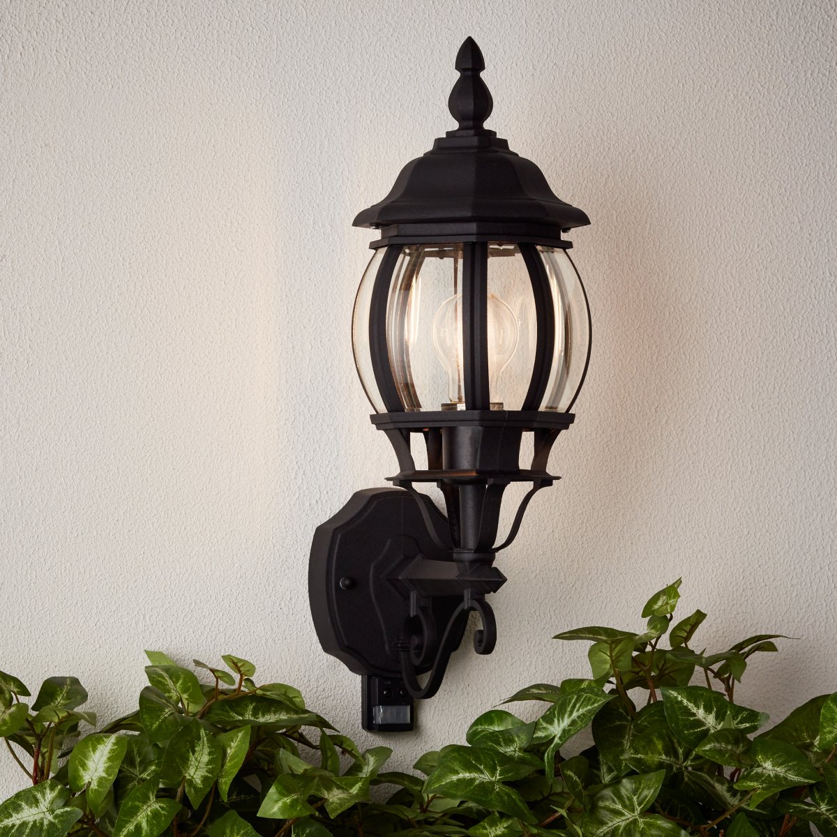 Istria Noir lampe d’extérieur De Brilliant - Applique murale d'ext&eacute;rieur Istria au design classique, en aluminium et prot&eacute;g&eacute;e contre la rouille et la pluie (IP23).