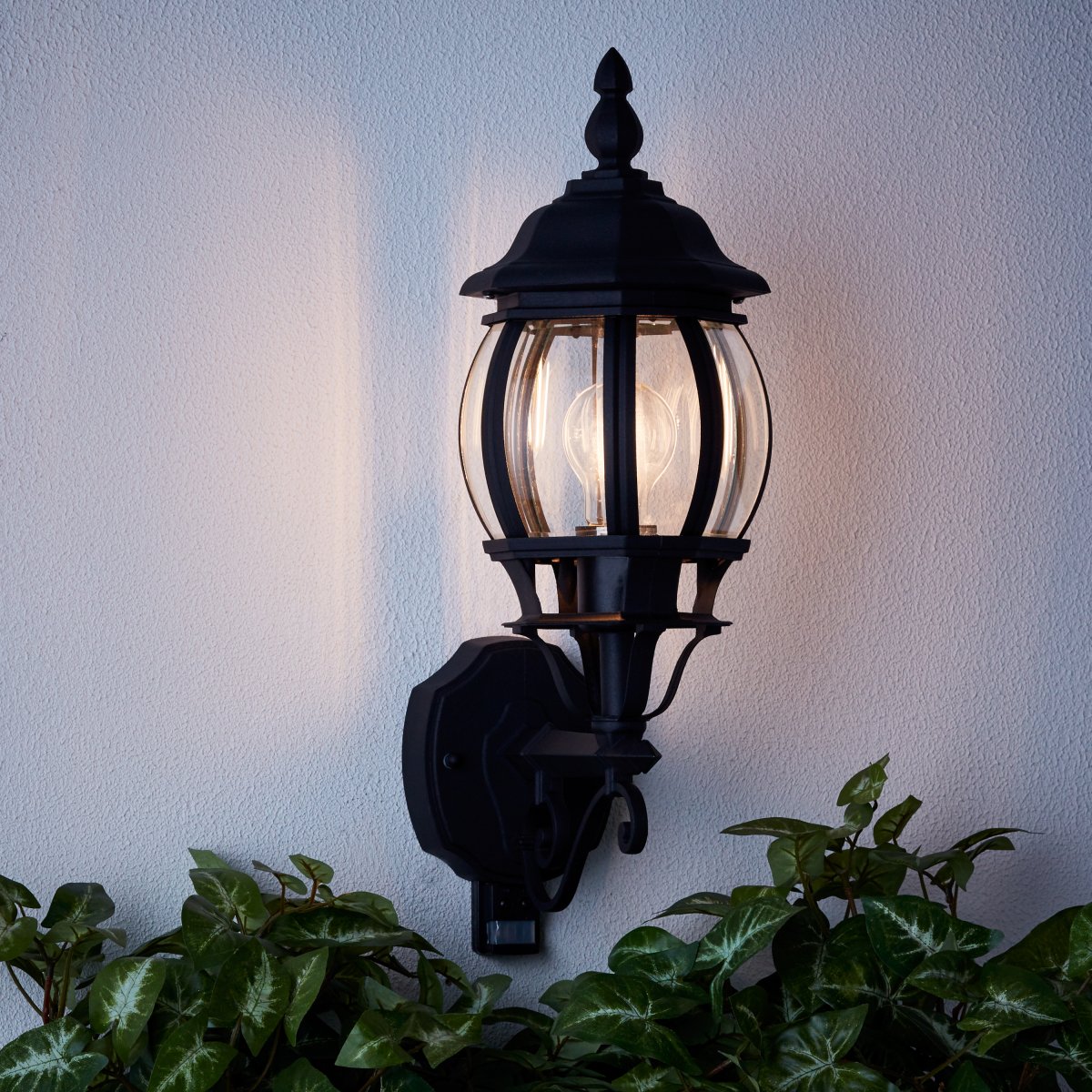 Istria Noir lampe d’extérieur De Brilliant - Applique murale d'ext&eacute;rieur Istria au design classique, en aluminium et prot&eacute;g&eacute;e contre la rouille et la pluie (IP23).