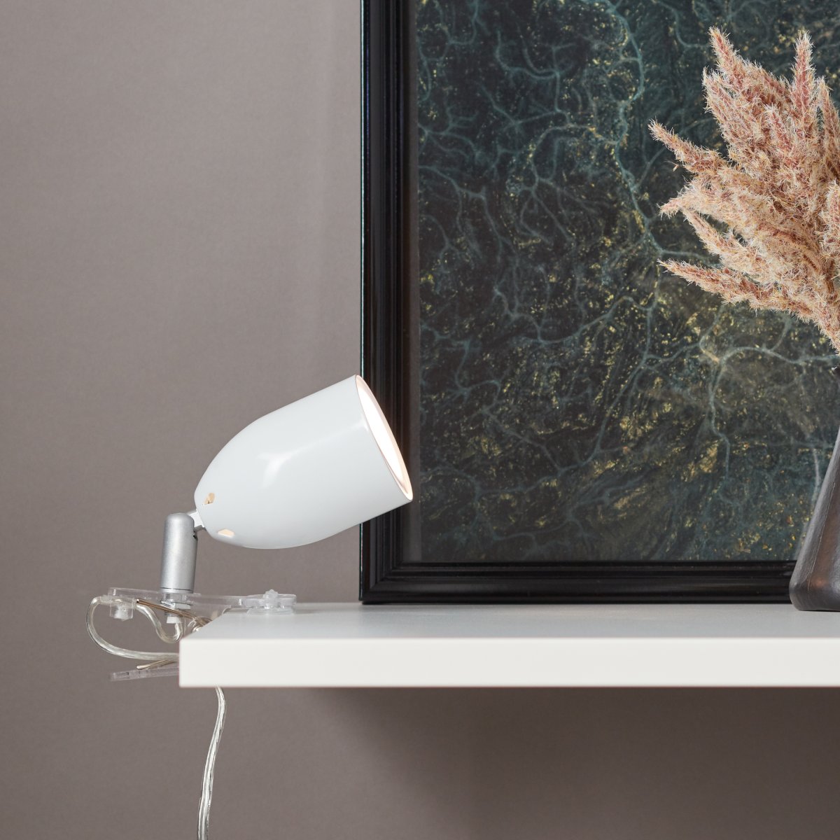 Leo Blanc lampe à pince De Brilliant - La lampe à pince Leo est une solution d'éclairage flexible qui peut être facilement fixée aux bords de table ou aux étagères lorsque l'espace est limité.