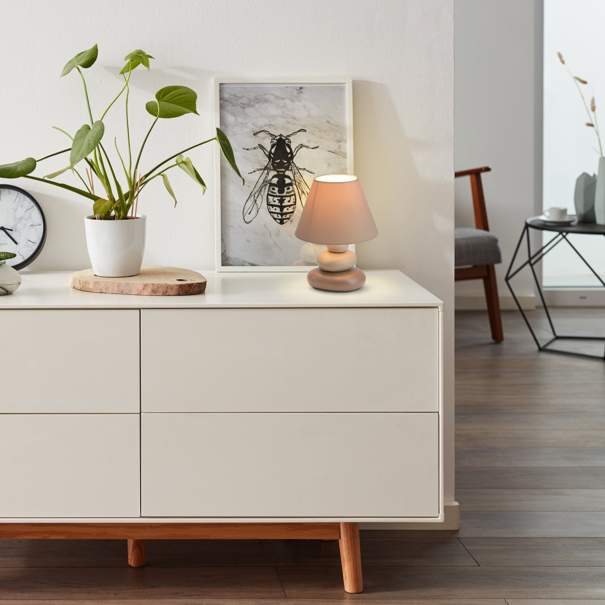 Paolo 23cm Brun lampe de table De Brilliant - L'abat-jour en tissu et le pied en céramique lui confèrent une allure élégante.